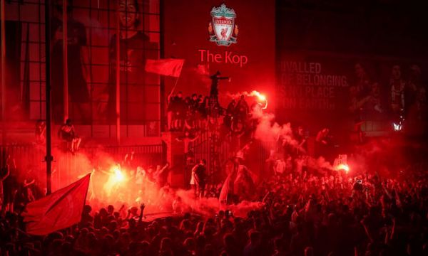 Полицията арестува 10 човека по време на празненствата в Ливърпул