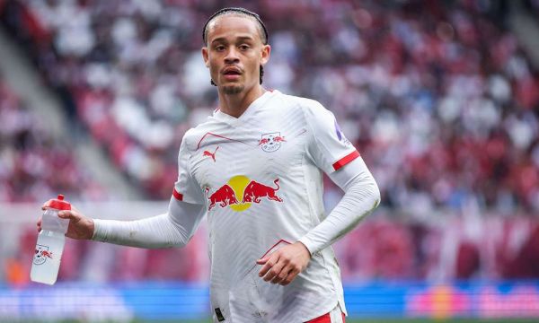 Челси напредна пред Байерн за Симонс