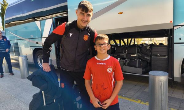 Във Валядолид: Гонзо и Светльо Вуцов се разписаха върху фланелка на ЦСКА