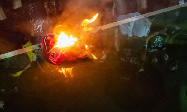 В Хонконг запалиха фланелка на ЛеБрон