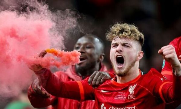 ФА поиска обяснение от Елиът за пиротехниката във финала