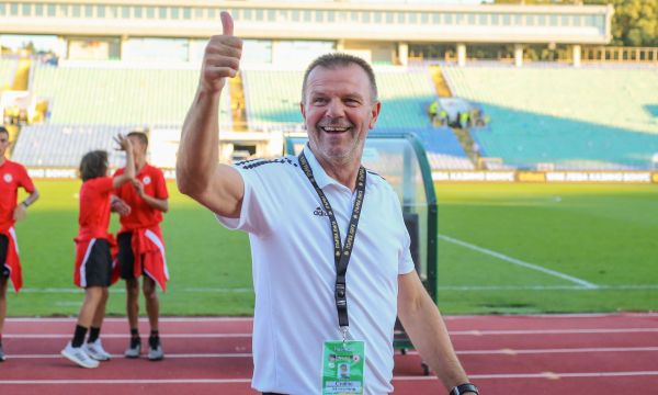 Стойчо Младенов дава на Ганчев три списъка с имена на играчи