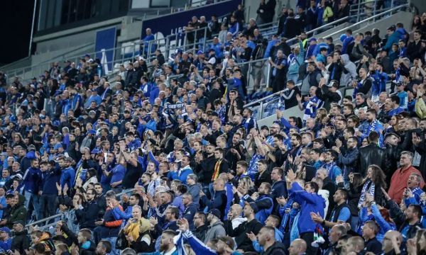 Протест на фенове на Левски на терена забави мача с Черно море