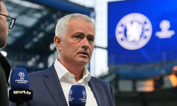 Бивш служител на Челси почерпи Моуриньо с любимите му бисквити 