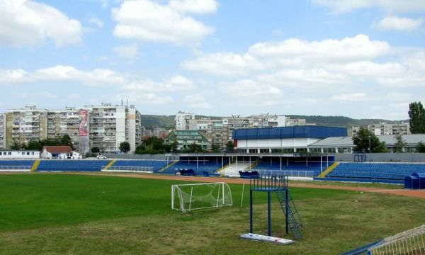 Вместо знамена - женско бельо се развява на стадиона на Спартак Варна (снимка)