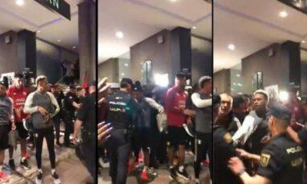  Футболисти на Перу се сбиха с испанската полиция