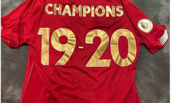 Хендерсън показа шампионската фланелка на Ливърпул