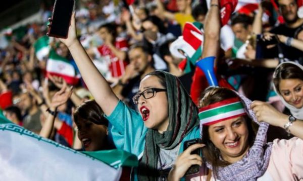 ФИФА проверява, дали в Иран допускат жени на стадионите