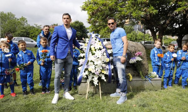 От Левски поднесоха венци и цветя във връзка с 105-ата годишнина на клуба (видео)