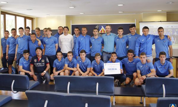 Левски представи юношите, които ще играят на силни международни турнири (видео)