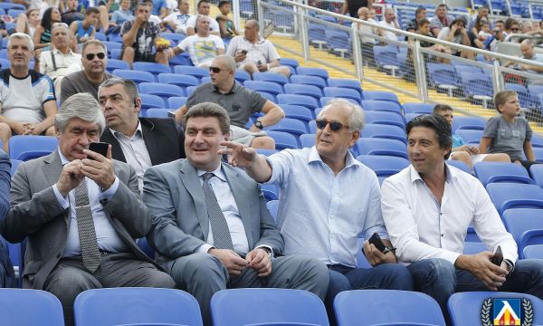 Спас Русев се появи на Герена - чете конско на играчите