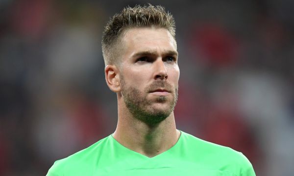 Адриан иска да остане в Ливърпул