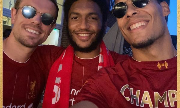 Емоциите на играчите на Ливърпул след гола на Вилиан