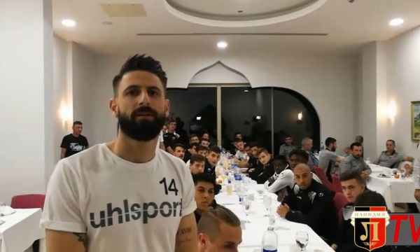 Играчи, треньори и фенове с мил жест към рожденика Христо Бонев (видео)