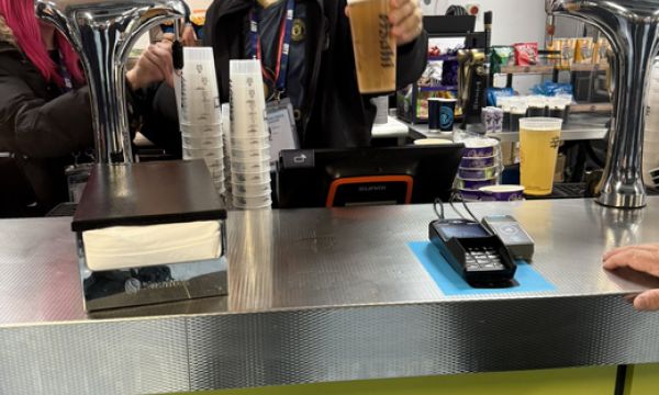 Ман Сити уволни своя барман, облякъл фланелката на Ман Юнайтед