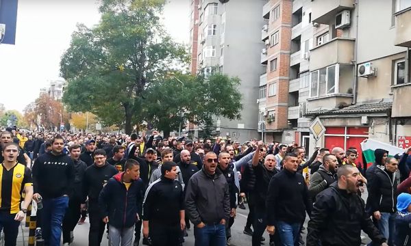 Фенове на Ботев Пловдив се събраха пред Колежа и блокираха движението (видео)