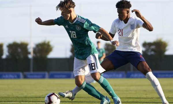 Ливърпул и Ман Юнайтед се интересуват от звезда на Вила