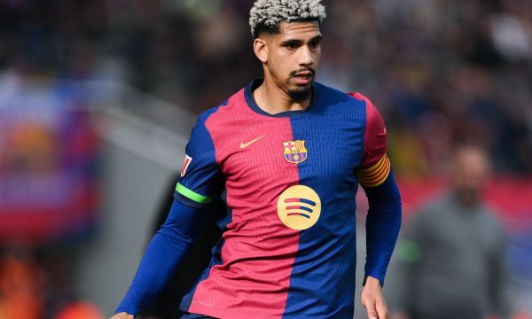 Челси се интересува от защитник на Барса