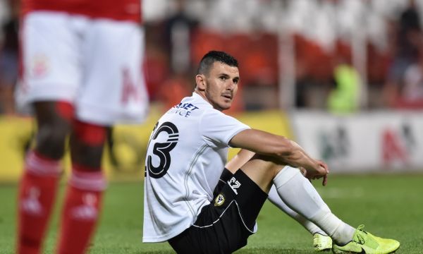 Неприятна ситуация за футболист на Славия - не може да играe, не може и да се оперира