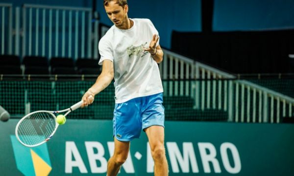 Италианец изхвърли Медведев от турнира в Ротердам 