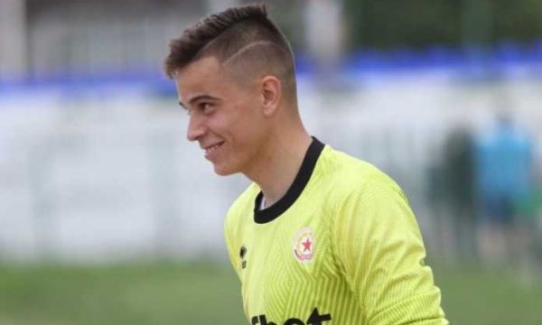 Хебър се раздели с вратар