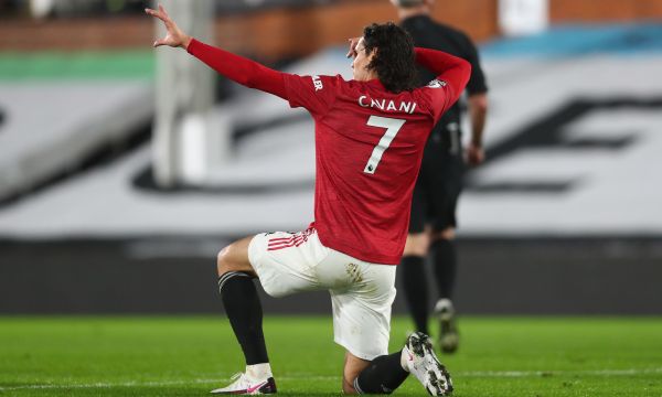 Бащата на Кавани: Единсон не се чувства комфортно в Англия