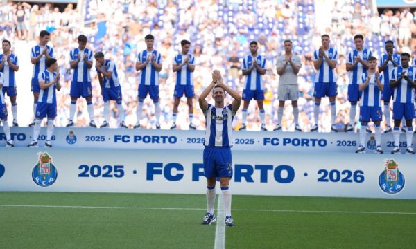 Люк Де Йонг стана играч на Порто