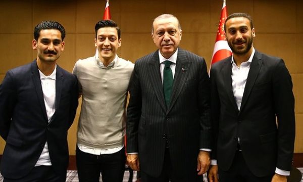 В Германия критикуват Йозил и Гюндоган  заради среща с Ердоган