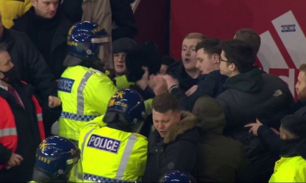  Арестуваха фенове по време на Ман Юнайтед - Уест Хем