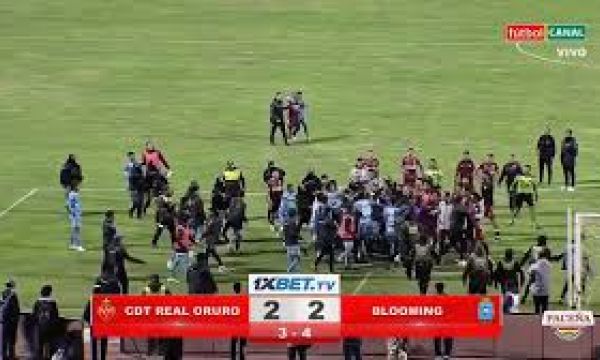 Безумие в Боливия: съдия показа 17 червени картона 