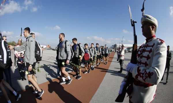 Волейболните герои искат по-голям площад за феновете при олимпийска титла