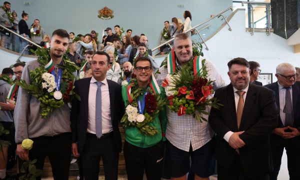 Националите ни по волейбол бяха посрещнати в Народното събрание