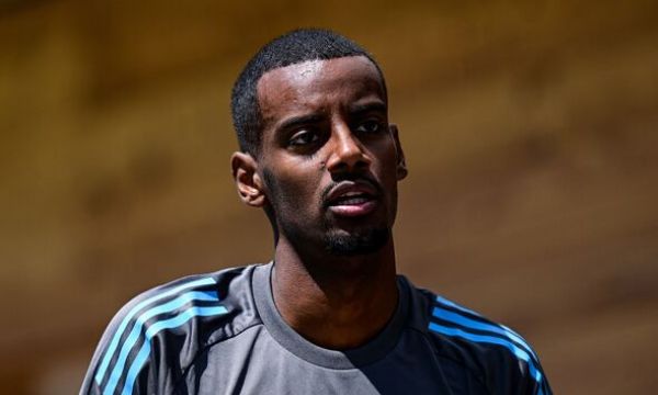 Нюкасъл ще продаде Исак при две условия 