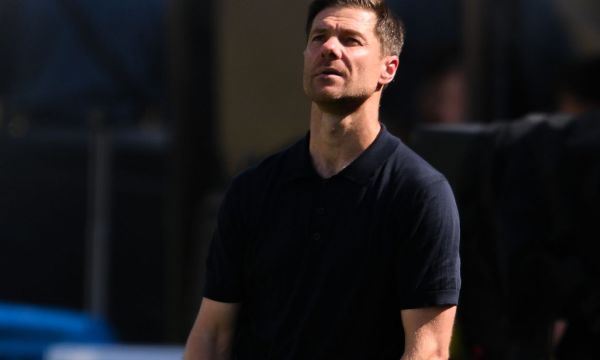 Шаби Алонсо има десет дни, за да спаси работата си