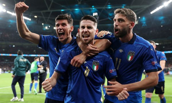 Равен, дузпи и Италия на финал през Испания (видео)