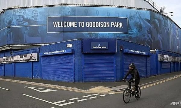 Ливърпул може да отпразнува титлата на паркинга на 