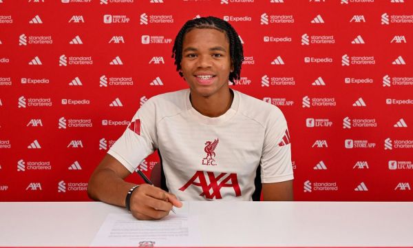 17-годишен подписа първи професионален договор с Ливърпул 
