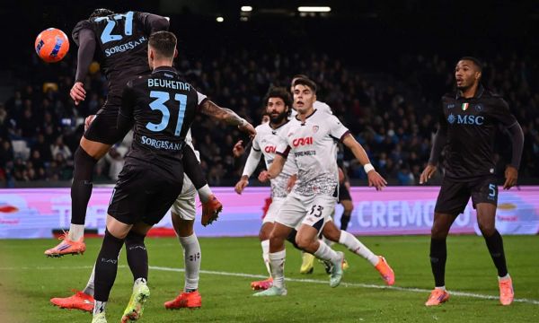 Рулетката на дузпите прати Наполи на 1/4-финал за Купата