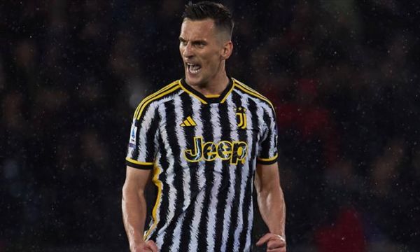 Ювентус продължи с Милик