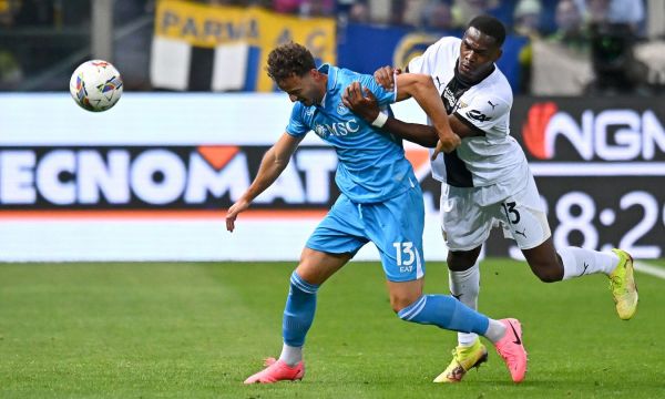 Наполи се препъна, но остана начело