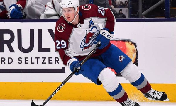 Макинън стана водещ голмайстор на Аваланч за всички времена 