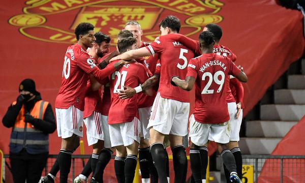 Невил: Ман Юнайтед трябва да спечели трофей 