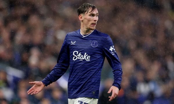 Нюкасъл се интересува от халф на Евертън 