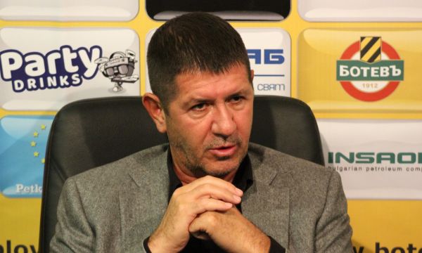 Собственикът на Ботев Пловдив поиска оставките на треньорите и Зафиров