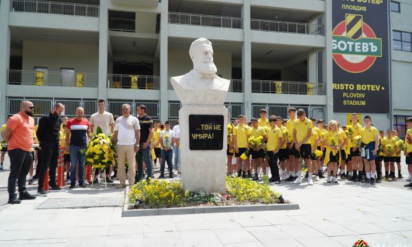 Ботев Пловдив отбеляза 2 юни пред паметника на 