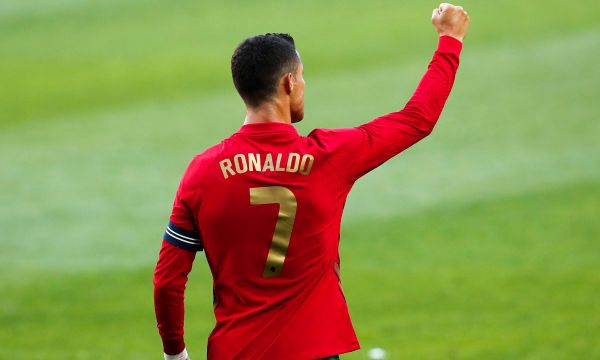 Картотекираха Роналдо с номер 7, Кавани обаче няма да ходи в Барса