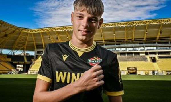 Възпитаник на Ботев Пловдив подписа първи професионален договор