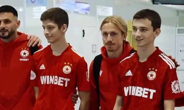 Фенове посрещнаха ЦСКА на летището във Варна