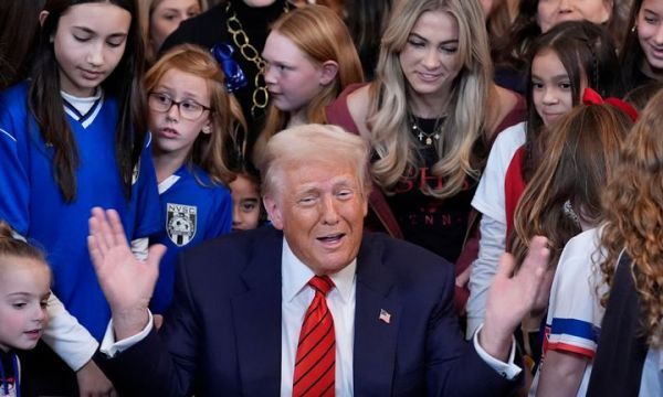 Тръмп подписа указ, забраняващ на транссексуални да участват в спортове за жени