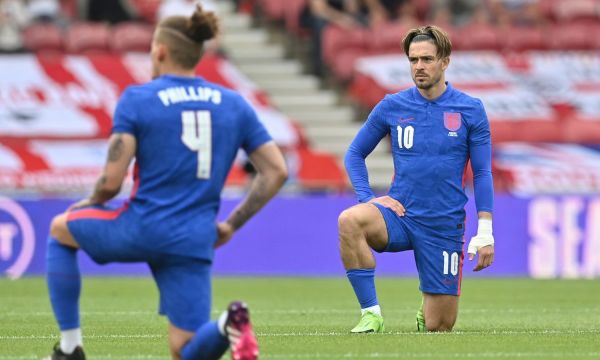 Фенове освиркваха английските футболисти заради колениченето им